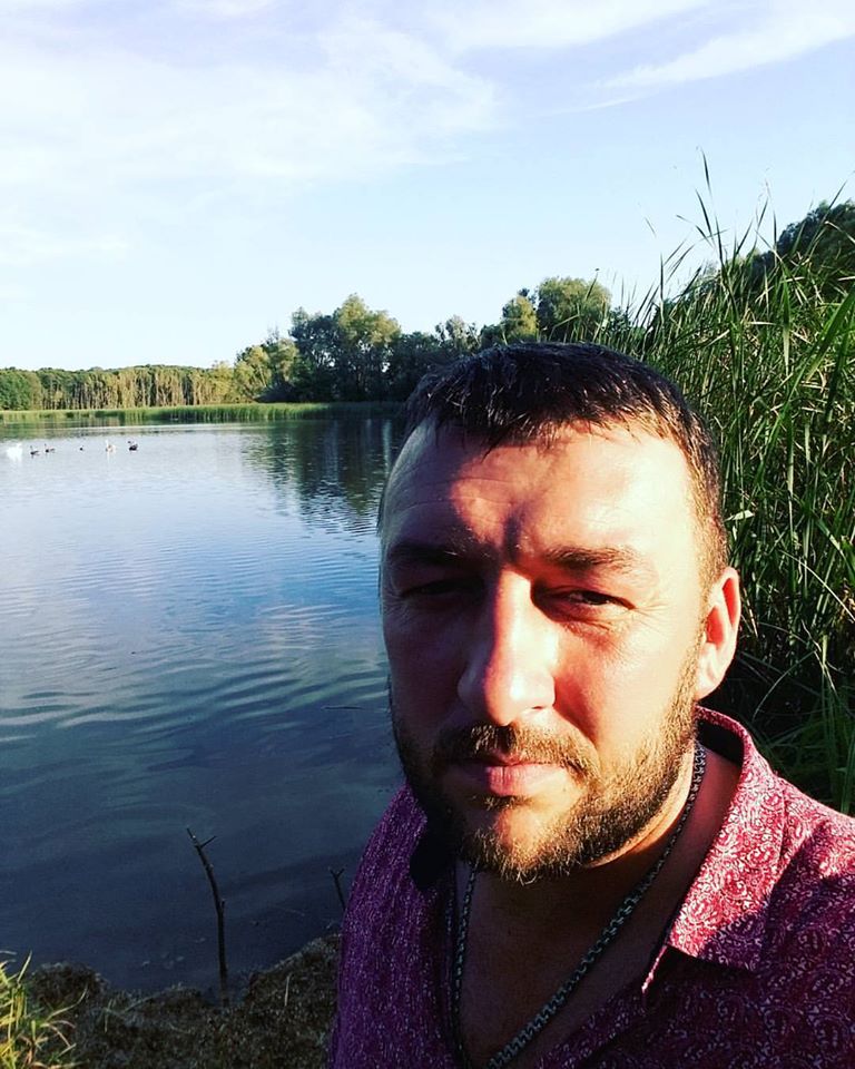 Руслан Коваленко хазяйнує у безлюдному селі на Лисянщині і має написати про нього книгу