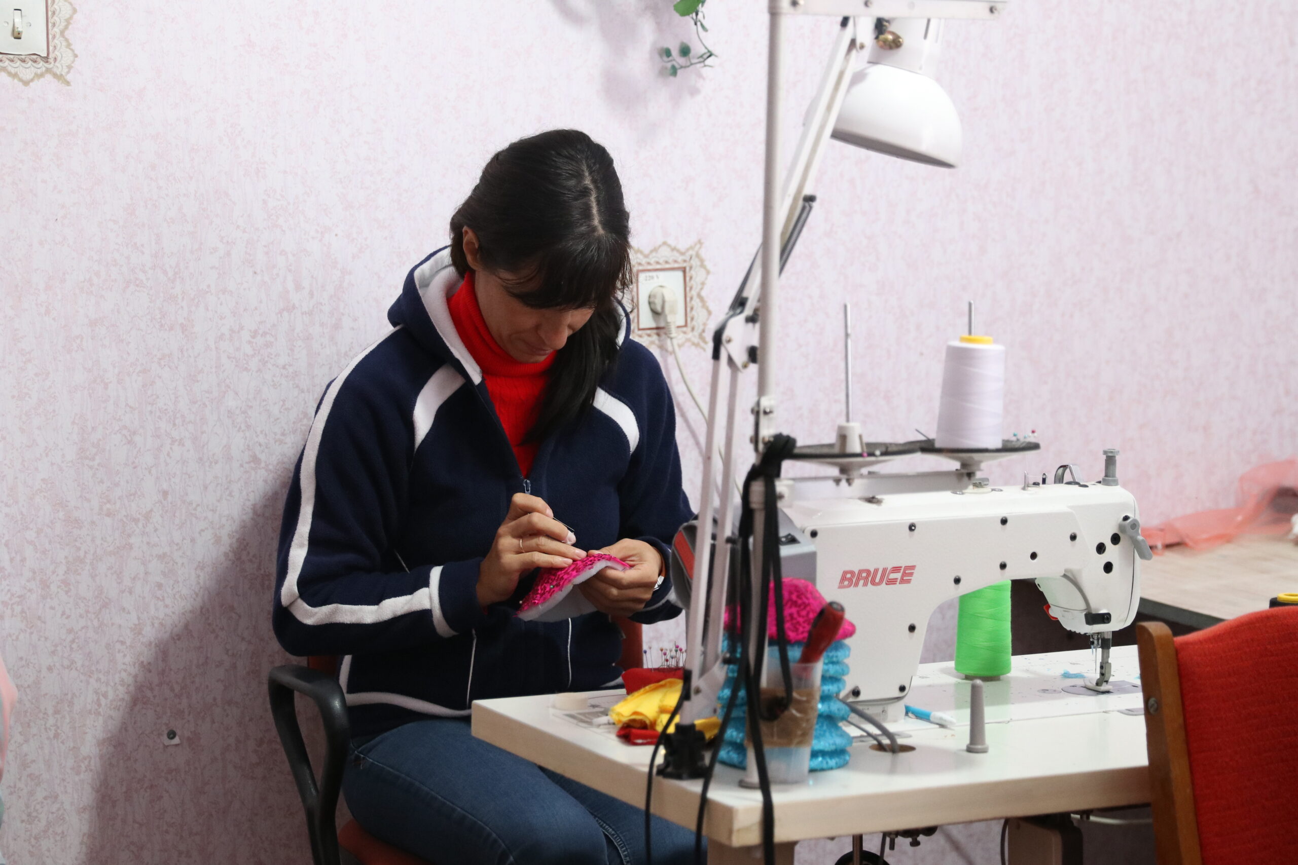 Майстрині з Черкащини власноруч створюють оригінальні ростові ляльки